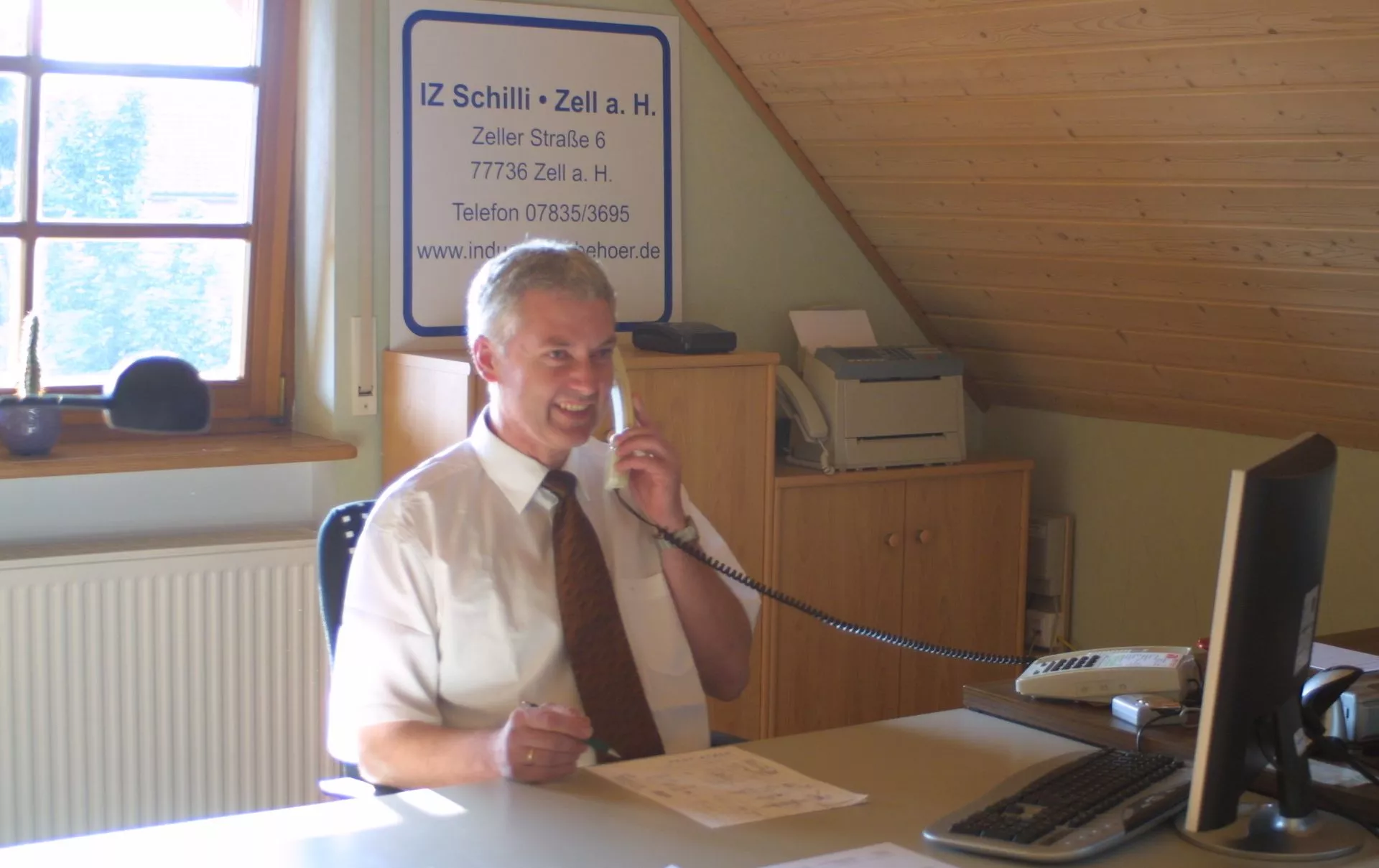 Siegbert Schilli am Telefon in seinem Büro in Zell-Unterentersbach