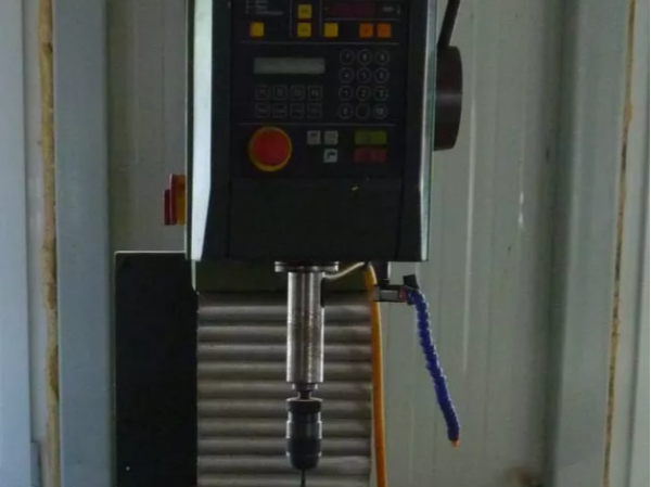 Halbautomatische Ständerbohrmaschine