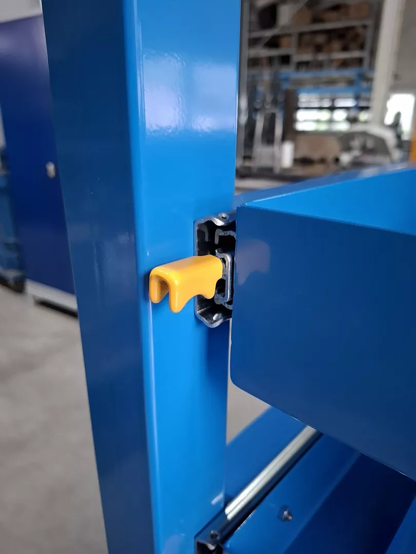 Schwerlast Schubladenwagen 1000kg himmelblau Detail Schubladenverriegelung