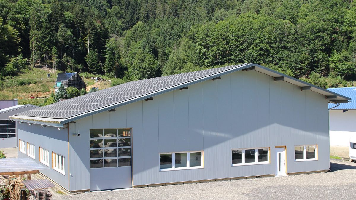 Firmengebäude mit Solardach